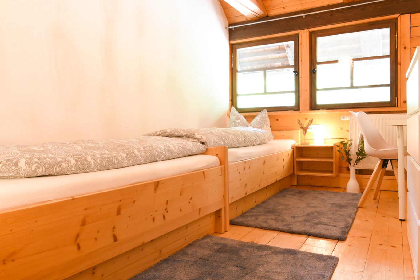 Schlafzimmer mit zwei Einzelbetten