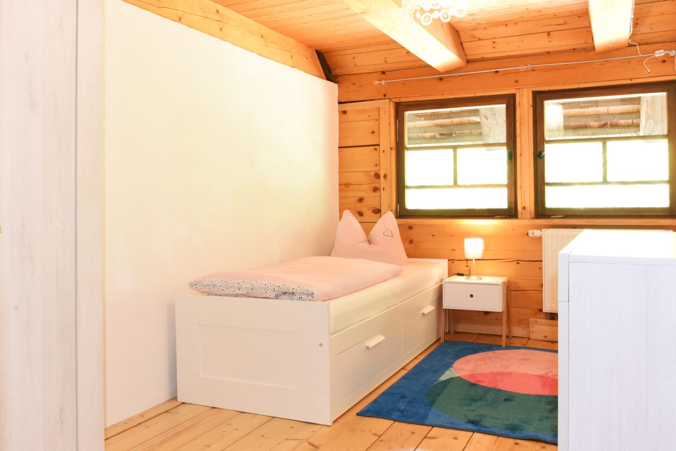 Schlafzimmer mit ausziehbarem Einzelbett