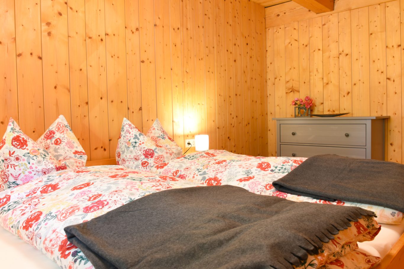 Schlafzimmer mit Doppelbett